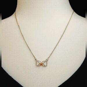 Dainty silver flower necklace